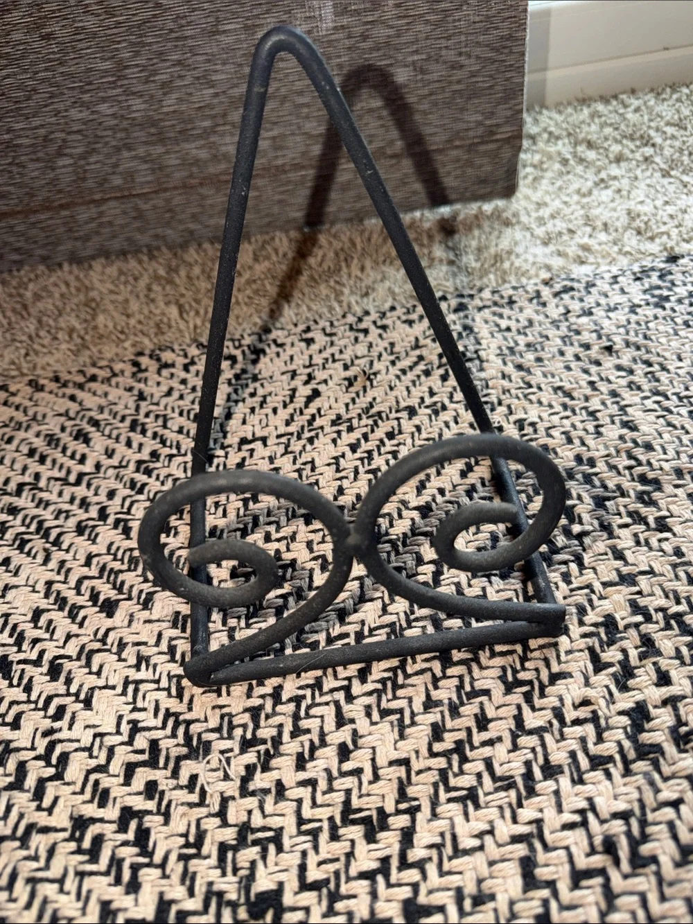 Decorative Black Scroll Metal Frame Holder / Easel Stands - Set of 2